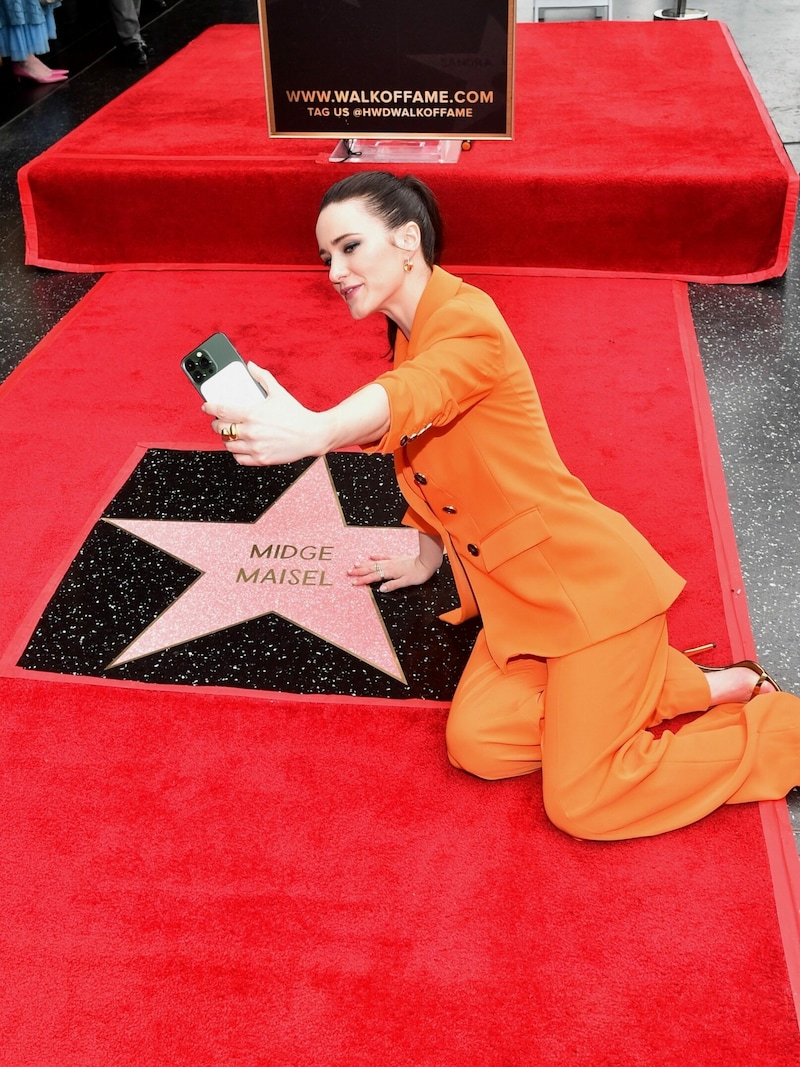 Diese Auszeichnung ist in jedem Fall ein Selfie wert! (Bild: APA/Getty Images via AFP/GETTY IMAGES/Alberto E. Rodriguez)