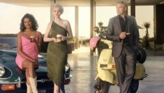 Simone Ashley (l.), Julia Garner und George Clooney im neuen Nespresso-Werbespot (Bild: Nespresso)