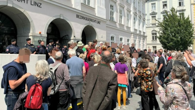 Einzelne sollen gedroht haben, das Gerichtsgebäude zu stürmen. (Bild: zVg, Krone KREATIV)