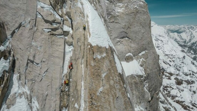 Die Alpinisten in der Südostwand des Meru Peak (Bild: Daniel Hug)