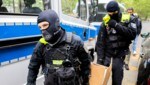 Durchsuchungen gab es in sieben Bundesländern, konkret in Hessen im Landkreis Fulda, in Hamburg, Sachsen-Anhalt (Magdeburg), Sachsen (Dresden), Bayern (Augsburg und München), Berlin und im Kreis Segeberg in Schleswig-Holstein. (Bild: APA/dpa/Christoph Soeder)