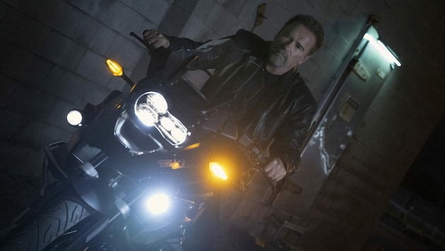 Die vielen Action-Szenen im Film (li. u.) haben dem Terminator auch mit 75 Jahren noch Spaß gemacht. (Bild: © 2023 Netflix, Inc.)