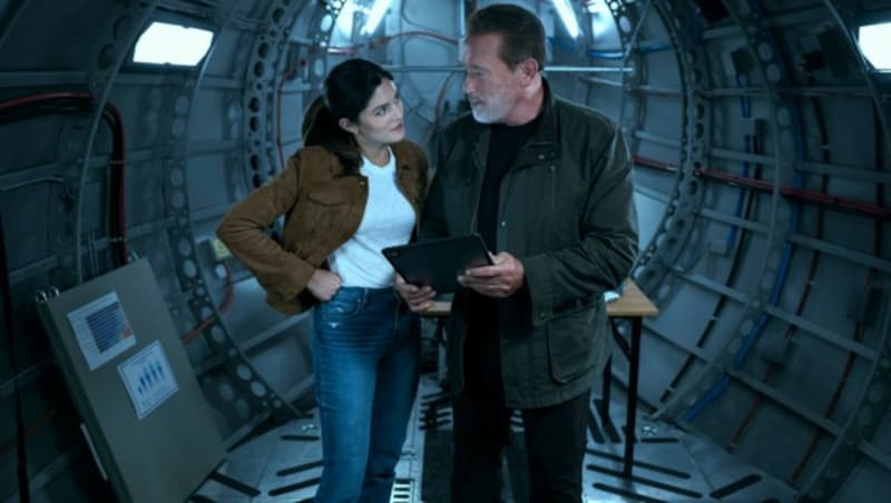 Monica Barbaro und Arnold Schwarzenegger als Vater-Tochter-Duo in geheimer Mission. (Bild: © 2023 Netflix, Inc.)