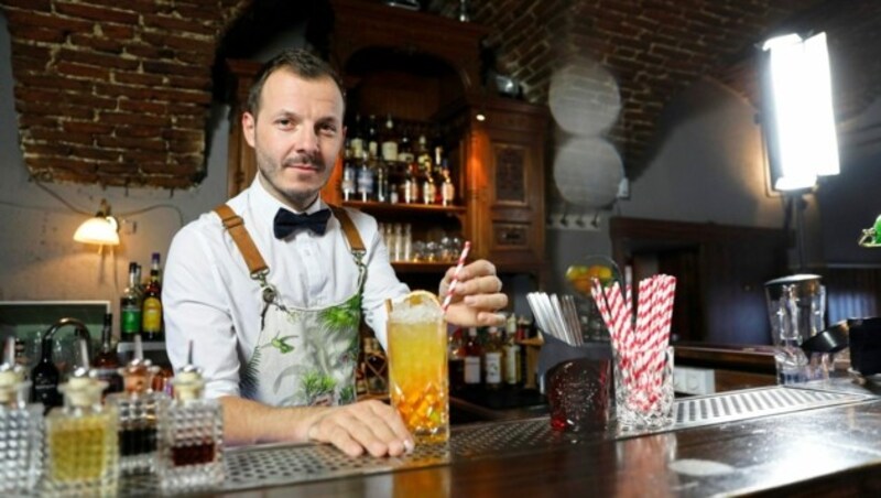 Michael Kreuzer mixt bei der OÖ-Sommerfrische Cocktails. (Bild: Robert Josipovic Photography)