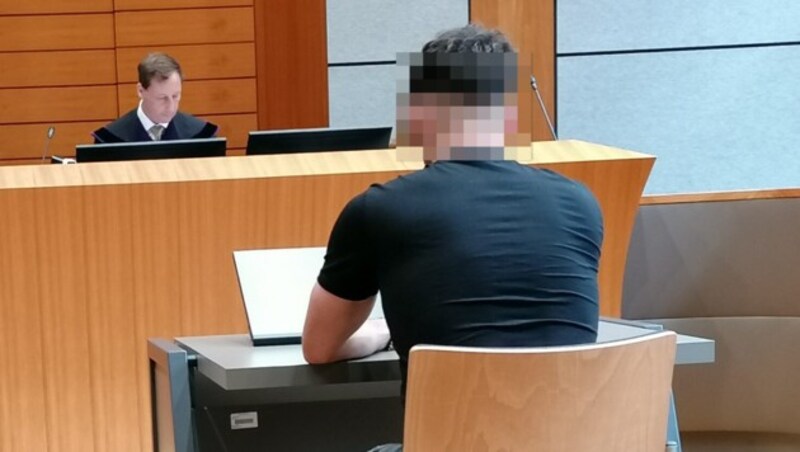Der Angeklagte musste vor Richter Norbert Hofer Platz nehmen. (Bild: Markus Stegmayr, Krone KREATIV)