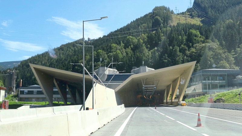 Kurz nach der Ausfahrt aus dem Gleinalmtunnel stürzte der Mann von der Autobahnbrücke. (Bild: Christian Jauschowetz)