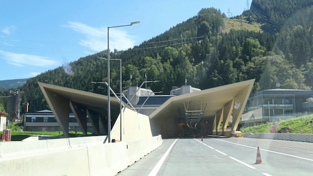 Bei der Mautstelle vor dem Gleinalmtunnel hat sich eine junge Salzburgerin irrtümlich auf der falschen Spur eingereiht. Obwohl die Streckenmaut umgehend online nachbezahlt wurde, bekommt sie eine Strafe. (Bild: Christian Jauschowetz)