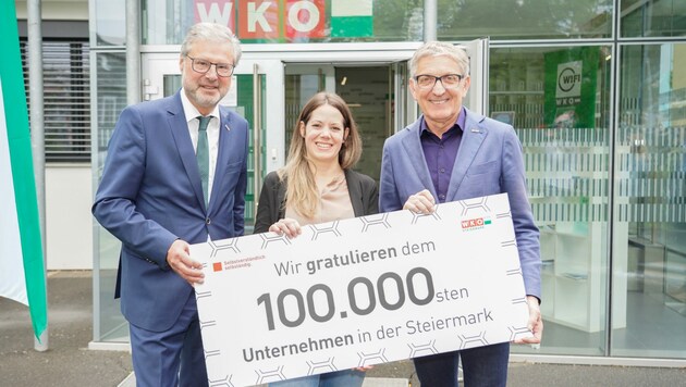 Katharina Dingsledern meldete am Mittwoch ihr Gewerbe an, damit gibt es in der Steiermark nun exakt 100.000 Unternehmer. WK-Steiermark-Präsident Josef Herk (re.) und Direktor Karl-Heinz Dernoscheg graturlierten. (Bild: Foto Fischer )