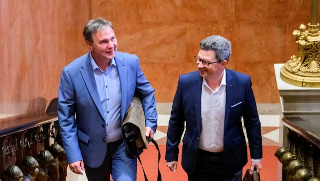 Dosko-Unterstützer Michael Lindner mit Andreas Babler in der SPÖ-Zentrale in Wien. (Bild: SEPA.Media | Martin Juen)