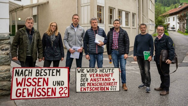 Politik und die Besitzerfamilie Steiner (Mitte) vor der Sitzung.