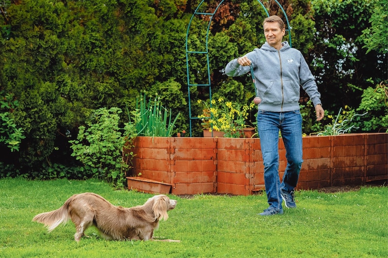 Hündin „Mila“ liebt das Spielen mit dem Ex-Tischtennis-Weltmeister. (Bild: Mario Urbantschitsch)