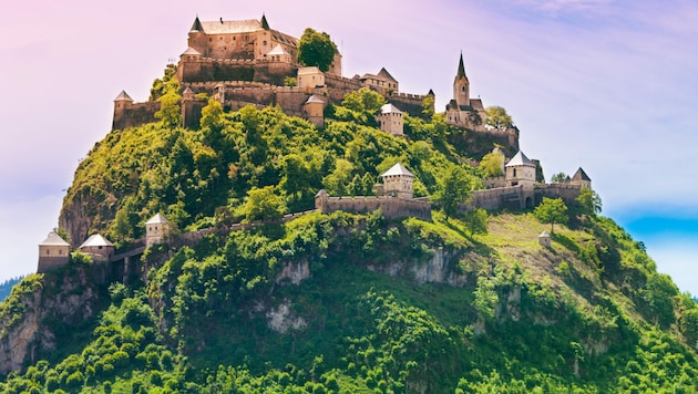 Burg Hochosterwitz thront hoch auf einem Kreidefelsen und gilt als eines der Wahrzeichen Kärntens. (Bild: Serr Novik, stock.adobe.com)