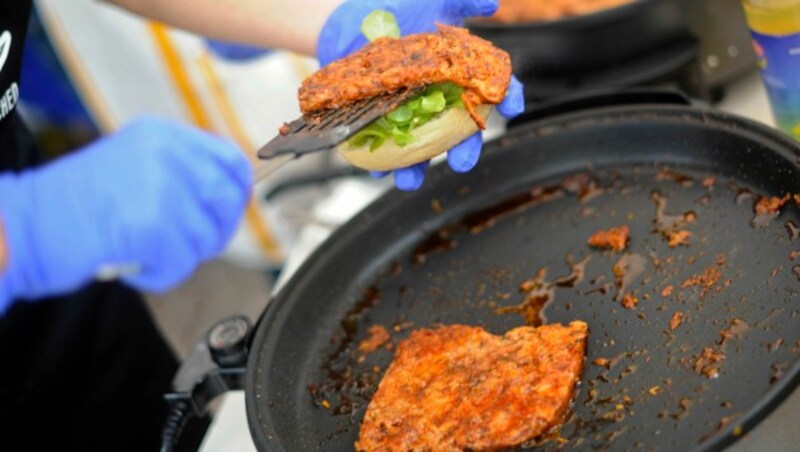 Fleischlose Alternativen wie vegane Burger oder Schnitzel werden immer beliebter. (Bild: dpa/Marius Becker)