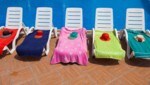 Das Handtuch als „Wunderwaffe“ am Hotelpool (Bild: stockadobe.com - Sylvi Mauersberger)