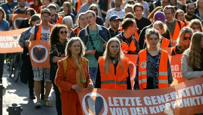 Protestmarsch nach Razzia (Bild: APA/AFP/Odd ANDERSEN)