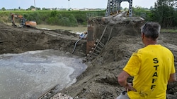 Die Überreste einer Eisenbahnbrücke in Ravenna erinnern an die schweren Unwetter - und noch gehen die Regenfälle weiter. (Bild: AFP)