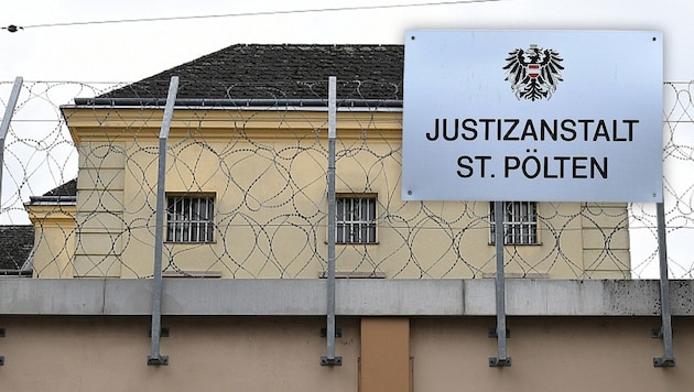 Ein Todesfall im St. Pöltner Häfn heizt die Gerüchteküche der Gefangenen an. (Bild: P. Huber Krone KREATIV,)