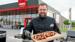 Grillmeister Wolfgang Arndt mit köstlichem Penny Fleisch (Bild: Penny/Robert Harson)