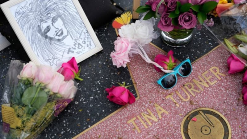 Auch am „Walk of Fame“ in Hollywood legten Fans Blumen nieder. (Bild: APA/AP Photo/Chris Pizzello)