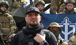 Denis Kapustin mit Kämpfern des Russischen Freiwilligenkorps