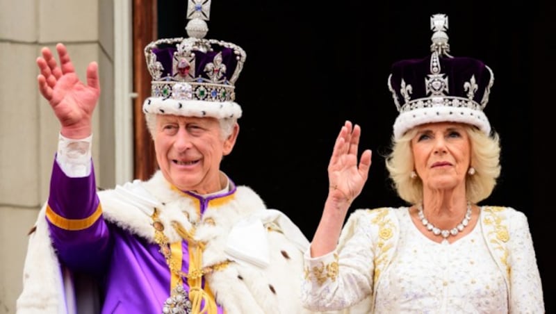 König Charles und Königin Camilla am Balkon des Buckingham-Palastes (Bild: APA/AFP/POOL/Leon Neal)