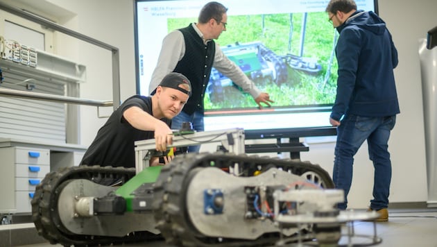 Studenten aus Wiener Neustadt stellen Agrarroboter von heute vor und tüfteln mit Experten an neuen Technologien. (Bild: FH WN)