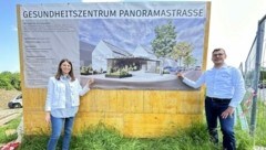 So wird das Gesundheitszentrum aussehen: Gemeindearzt Dr. Philipp Karner mit Lebensgefährtin Verena Ragger. (Bild: Schulter Christian)