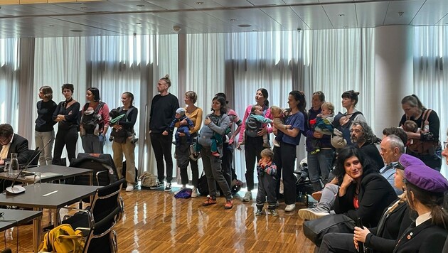 Aus Solidarität mit Janine Bex erschienen am Donnerstag zahlreiche Mütter mit Babys im Innsbrucker Gemeinderat. (Bild: zeitungsfoto.at/Liebl)