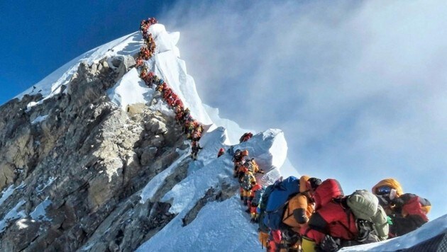 Dieses Foto vom Bergsteiger-Stau unterhalb des Mount Everest-Gipfels ging um die Welt (Bild: Nirmal „Nimsdai“ Purja)