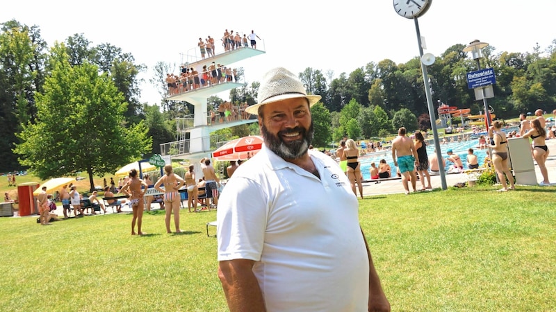 Head pool attendant Andreas Rindler has everything under control at the Fürstenfeld outdoor pool. (Bild: Christian Jauschowetz)