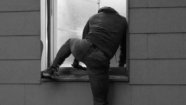 Über ein Vordach wollte der Tscheche durch ein offenes Fenster in die Wohnung in Linz einsteigen (Bild: Canva, Krone KREATIV)