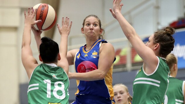 Birgit Schneider (M.) - am Foto noch als Spielerin im Einsatz - will die BBU-Damen zum Titel coachen. (Bild: Tröster Andreas)