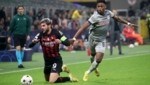 Junior Adamu (re.) im Duell mit Milans Theo Hernandez. (Bild: Tröster Andreas)