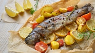 Statt im Ofen können Sie die Fische auch auf dem Griller zubereiten. Allerdings müssen Sie dann ...