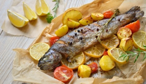 Statt im Ofen können Sie die Fische auch auf dem Griller zubereiten. Allerdings müssen Sie dann ...