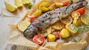 Statt im Ofen können Sie die Fische auch auf dem Griller zubereiten. Allerdings müssen Sie dann ...