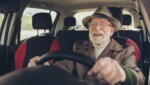 Die EU will regelmäßig die Fahrtauglichkeit älterer Personen überprüfen. (Bild: deagreez - stock.adobe.com)