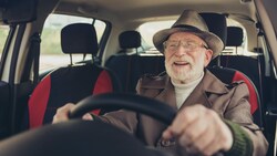 Die EU will regelmäßig die Fahrtauglichkeit älterer Personen überprüfen. (Bild: deagreez - stock.adobe.com)
