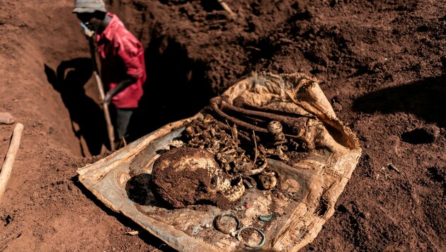 Freiwillige graben im Mai 2023 die Überreste von Opfern des Tutsi-Völkermordes aus. (Bild: AFP)