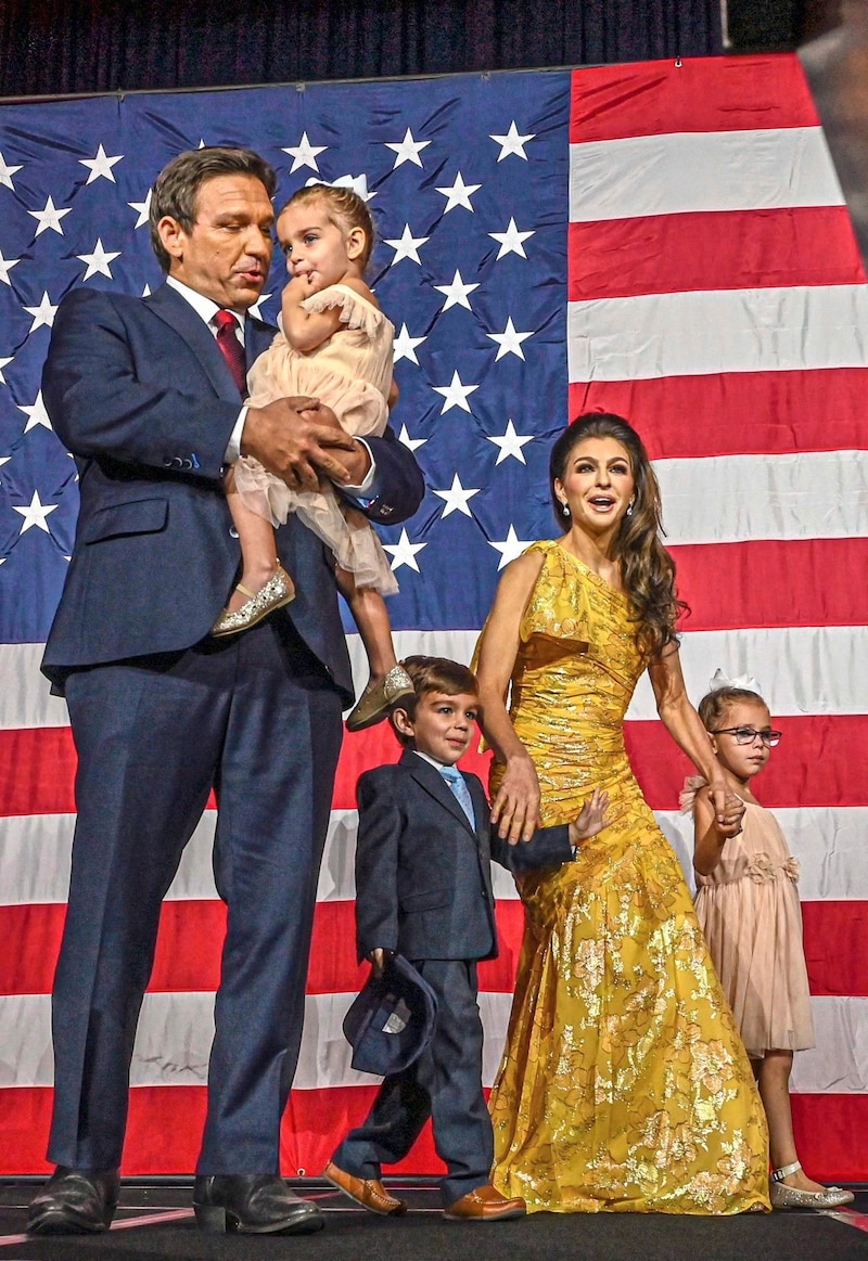 Ron DeSantis mit seiner Frau Casey und den drei gemeinsamen Kindern nach seinem Triumph bei den Gouverneurswahlen in Florida 2022 - er kam auf fast 60 Prozent! (Bild: AFP)