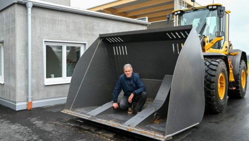 Werksleiter Thomas Osl in der Schaufel, mit der die Hackschnitzel vom Lager ins Heizwerk befördert werden. (Bild: Markus Wenzel)