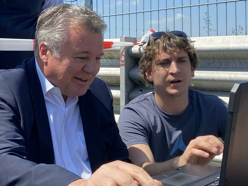 Probeweise hat die Drohne auch schon Verkehrslandesrat Günther Steinkellner (FP) gesteuert. (Bild: ZVG)