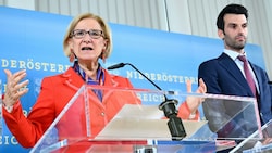 Niederösterreichs Landeshauptfrau Johanna Mikl-Leitner (ÖVP) und ihr Stellvertreter Udo Landbauer (FPÖ) (Bild: APA/HELMUT FOHRINGER)