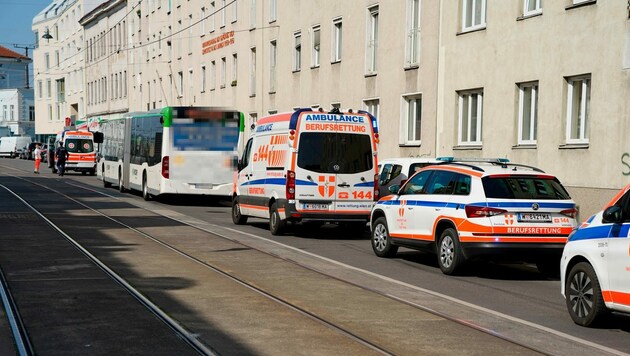 Bei einem scharfen Bremsmanöver eines Überlandbusses wurden sechs Personen verletzt. (Bild: LPD Wien)