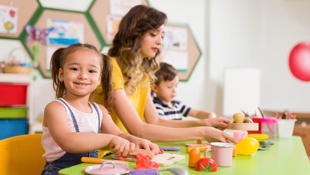 In Kindergärten und bei Sozialarbeitern herrscht Personalnot (Symbolbild). (Bild: 1001color - stock.adobe.com)
