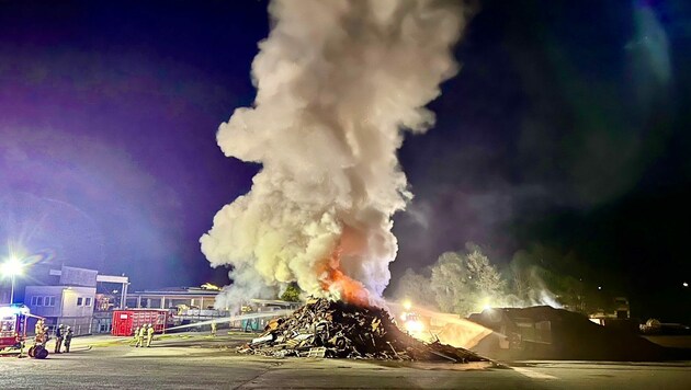 Ein automatischer Brandmelder der Salzburger Abfallbeseitigung in Siggerwiesen hatte Alarm geschlagen. (Bild: Markus Tschepp)