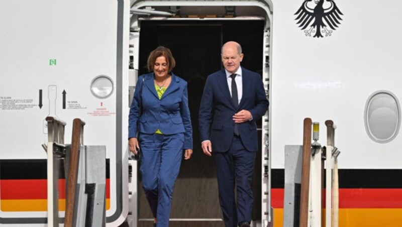 Olaf Scholz und seine Ehefrau Britta Ernst steigen aus einem Regierungsflugzeug. (Bild: AFP)