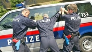 Auf frischer Tat geschnappt: Beim dritten Mal klickten für die beiden Deutschen die Handschellen. (Symbolbild) (Bild: MARKUS TSCHEPP)