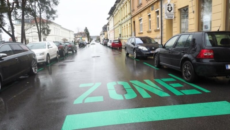 Am Froschberg rund um die Raiffeisen-Arena herrscht ein Parkchaos - Grüne Zonen wie in Klagenfurt (o.) könnten Abhilfe schaffen. (Bild: Thomas Leitner)