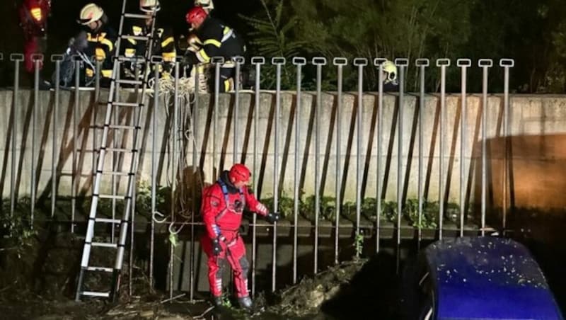 Der Wagen landete im Bach. Alle drei Jugendlichen wurden bei dem Unfall verletzt. (Bild: FF Apfelberg )